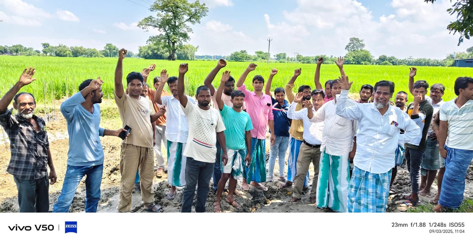 गलगलिया पुल गांव में निर्माणाधीन उप स्वास्थ्य केंद्र भवन निर्माण में घटिया सामग्री प्रयोग किये जाने का ग्रामीणों ने लगाया आरोप, रोका कार्य