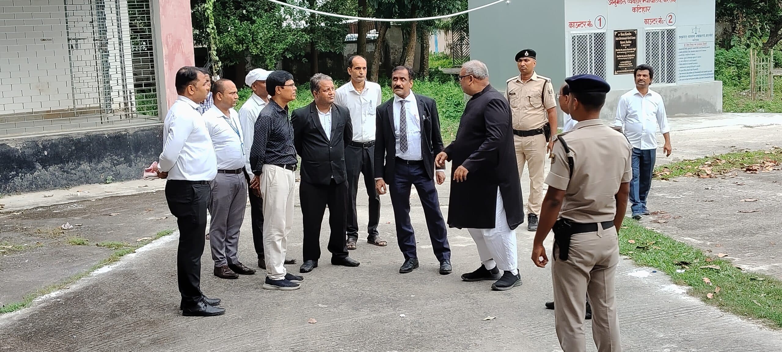 जिला जज ने किया बारसोई अनुमंडल न्यायालय का निरीक्षण