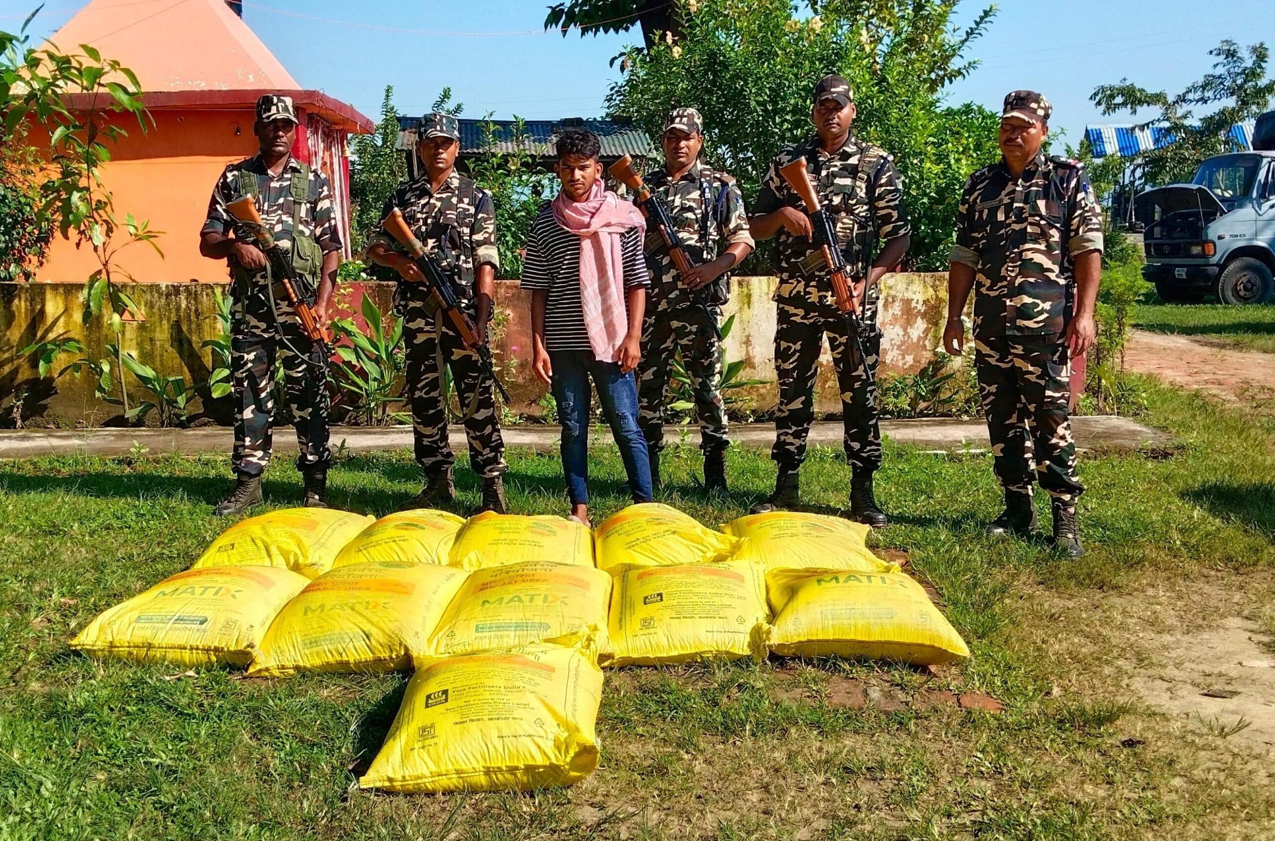 एसएसबी ने 11 बोरा तस्करी का यूरिया खाद किया जब्त, दो गिरफ्तार