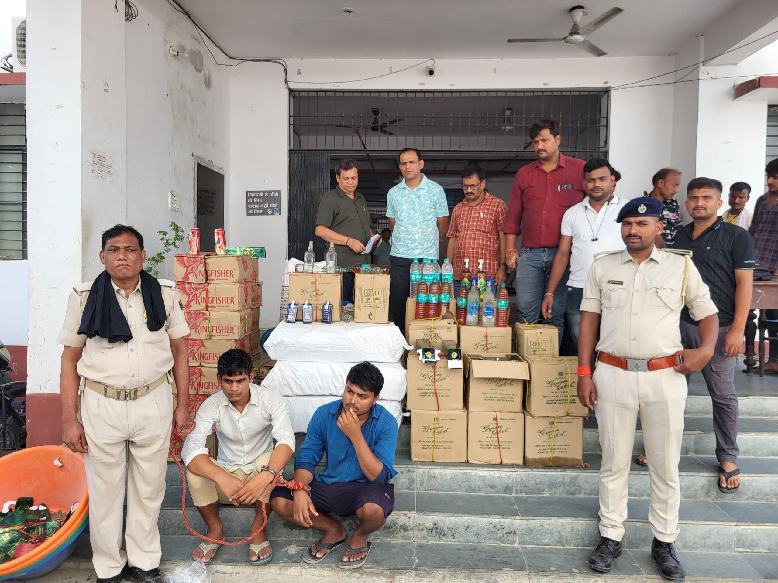 कबाड़ गोदाम में शराब की हो रही थी री- पैकेजिंग, ऑरिजनल एक से तीन बोतल बनाता था नकली शराब