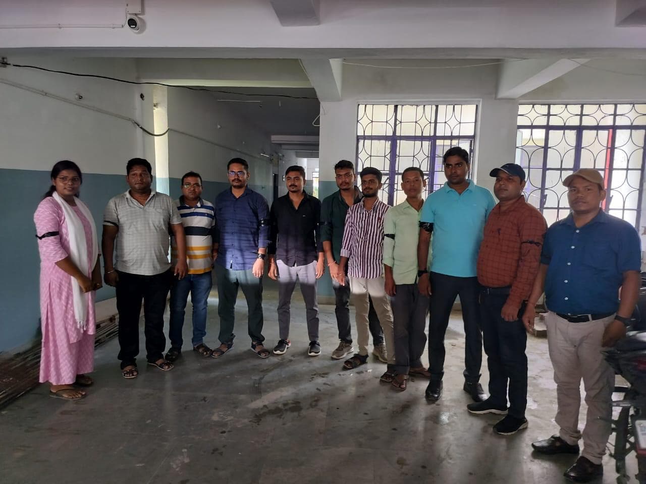 अपनी 10 सूत्री मांगों को ले कार्यपालक सहायकों ने काला बिल्ला लगाकर किया विरोध प्रदर्शन