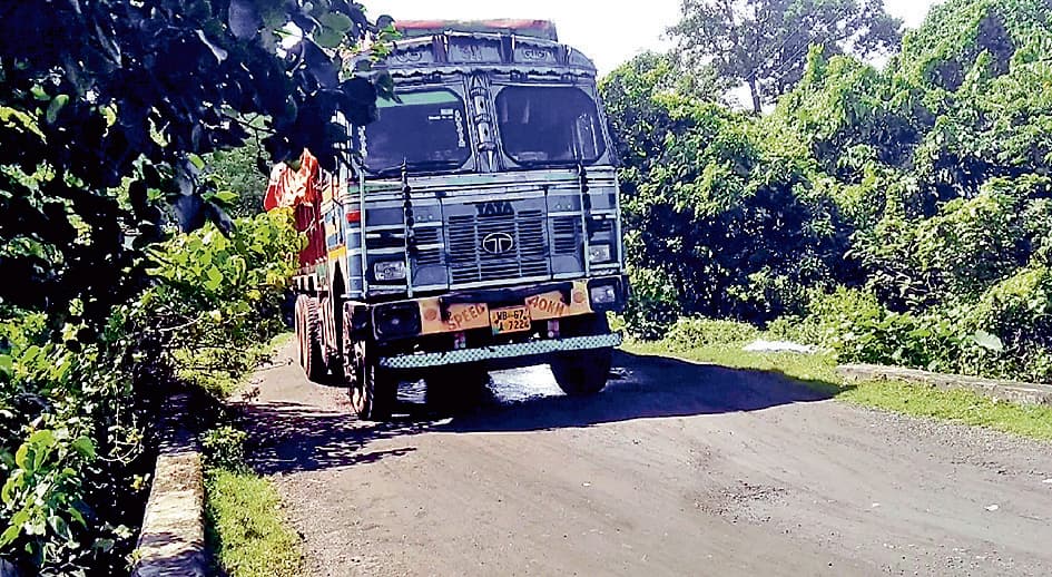 कहीं ढह न जाये चासीपाड़ा का तमला पुल, खौफ में बस्तीवासी