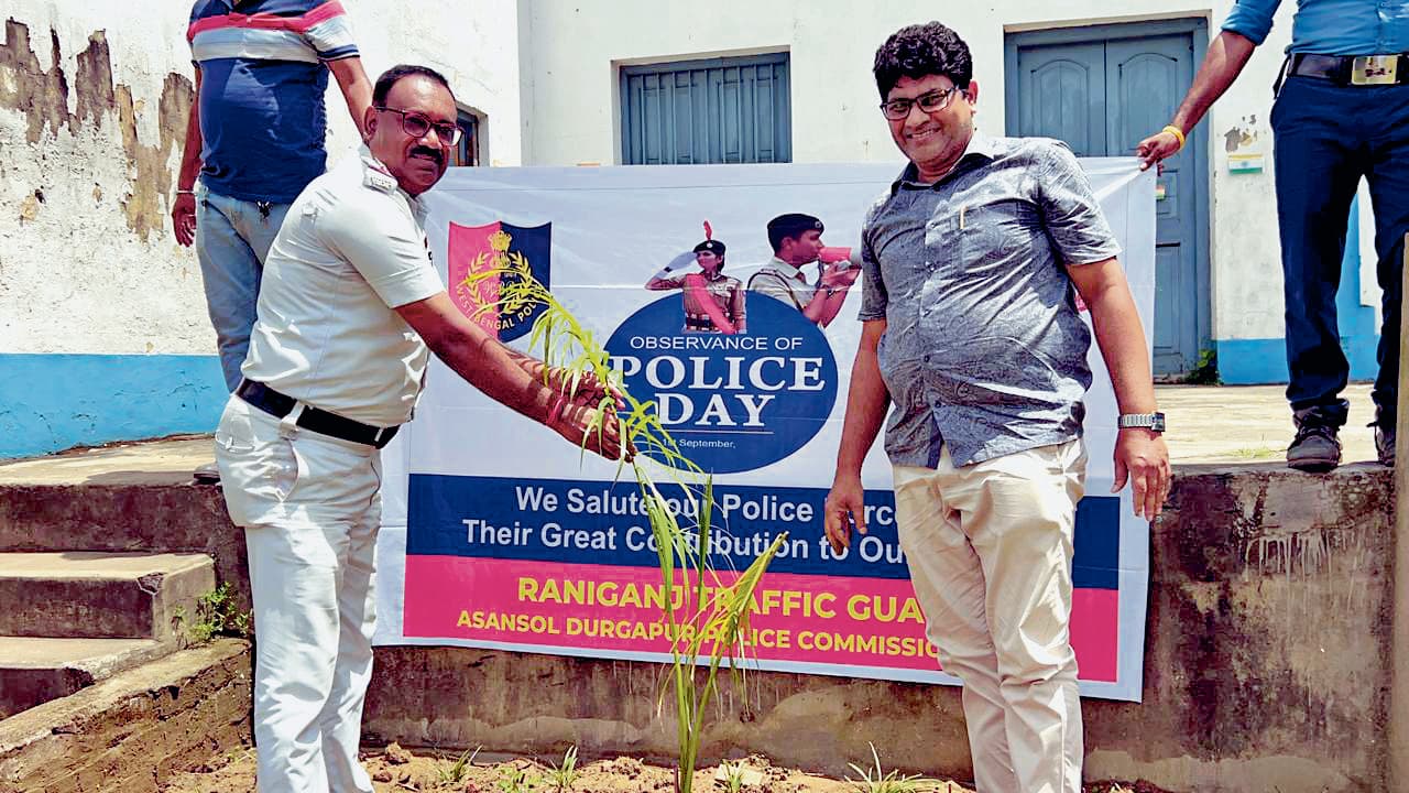 एडीपीसी के पुलिस दिवस समारोह के तहत पौधरोपण, पहल हरित रानीगंज