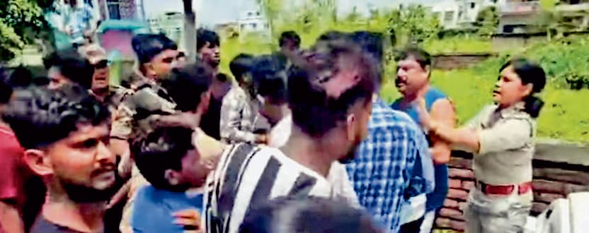 बोलपुर में युवक का शव मिलने से बवाल, पुलिस ने संदेह के आधार पर तीन लोगों को पकड़ा