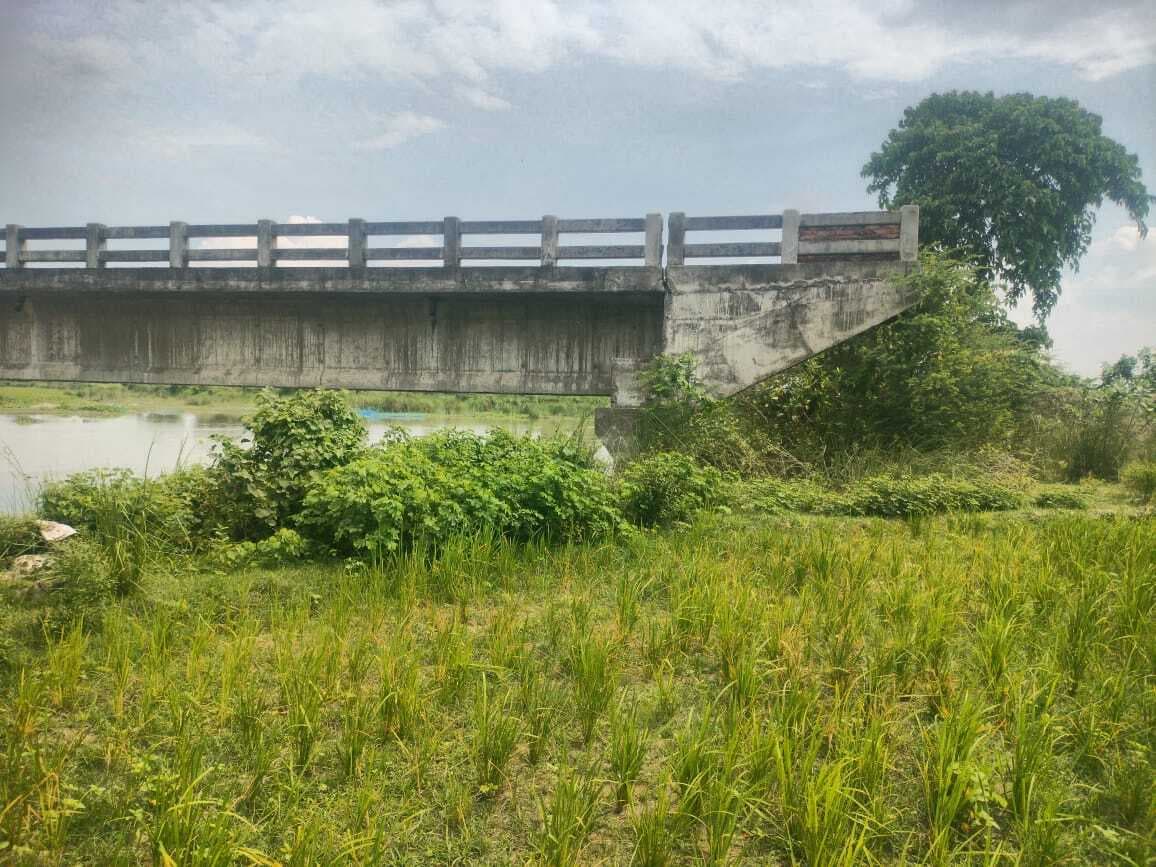 बगैर एप्रोच के दो साल से तैयार है पुल, लोगों को परेशानी