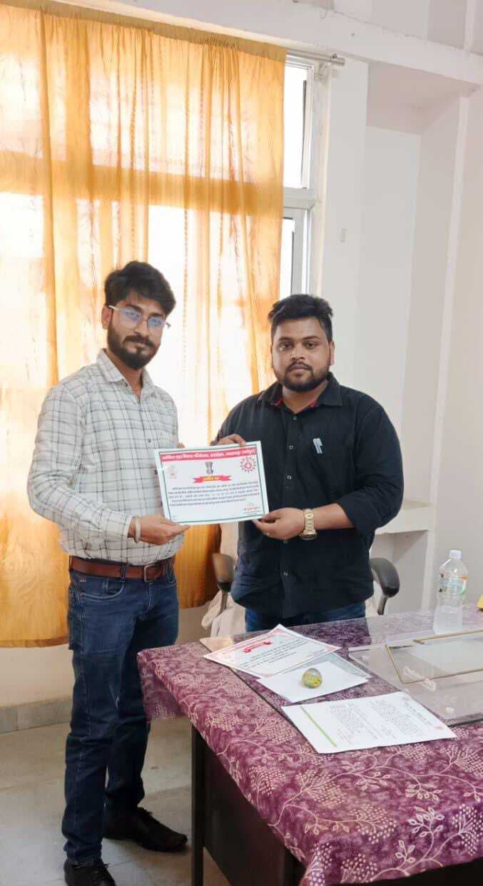 सीडीपीओ ने डाटाइंट्री ऑपरेटर को किया सम्मानित