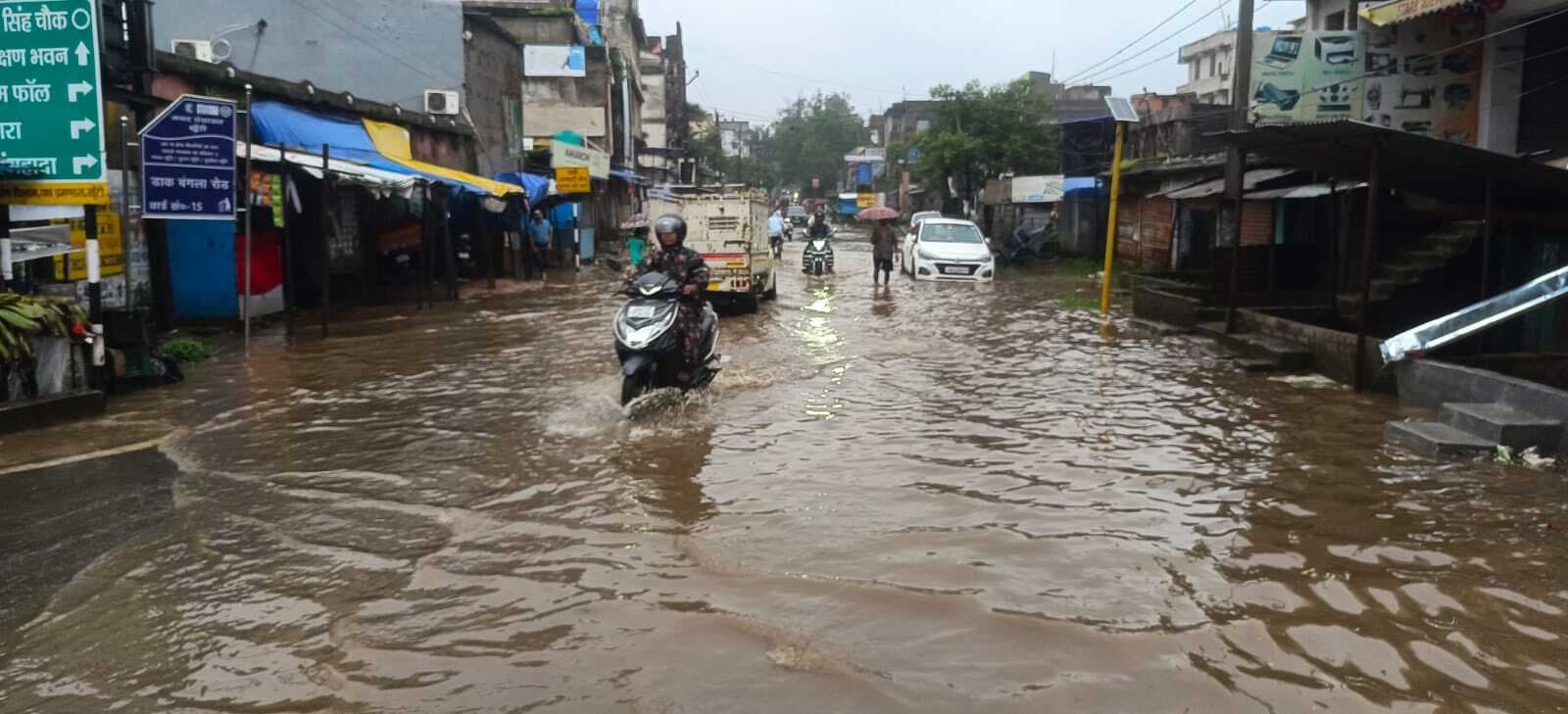 जोरदार बारिश से बढ़ी लोगों की परेशानी