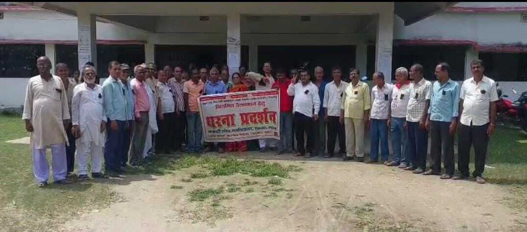 अनुदान नहीं वेतनमान की मांग को लेकर महाविद्यालय के कर्मियों ने काला बिल्ला लगा किया प्रदर्शन