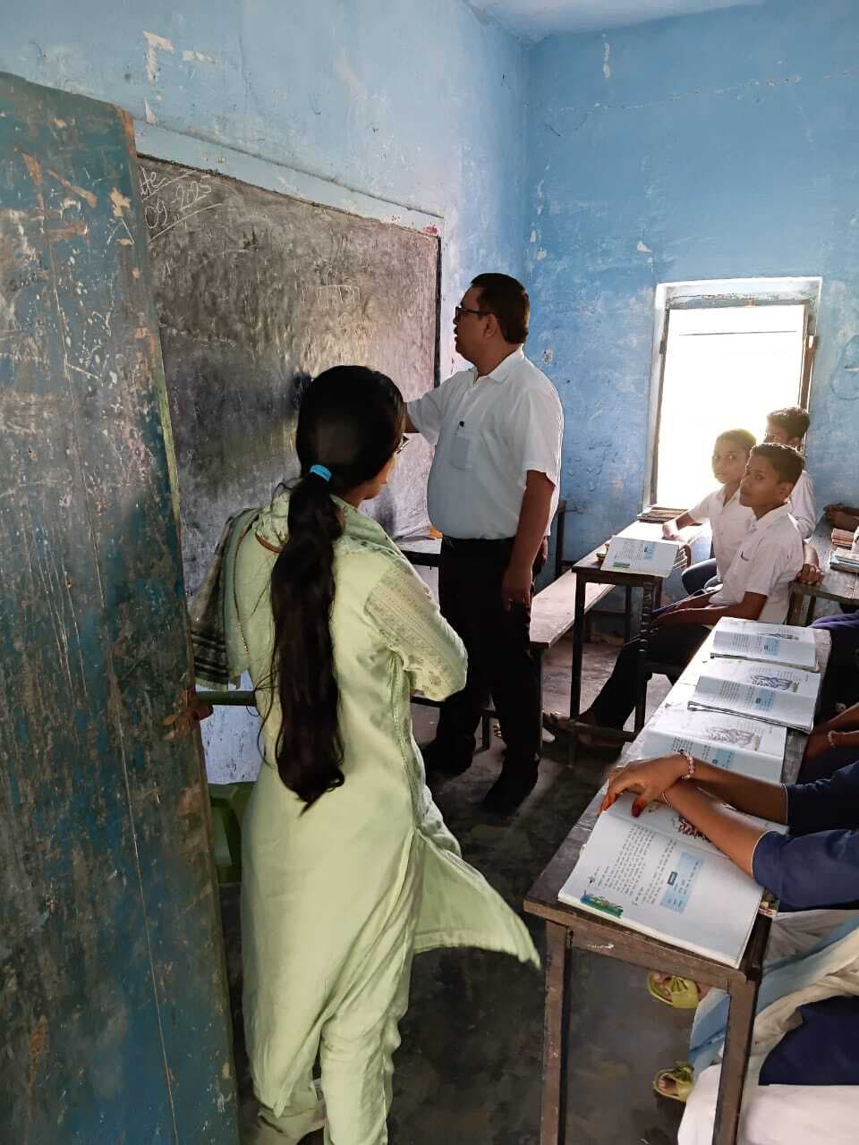 विद्यालय की स्थिति के संदर्भ में वित्तीय प्रभारी से मांगा स्पष्टीकरण