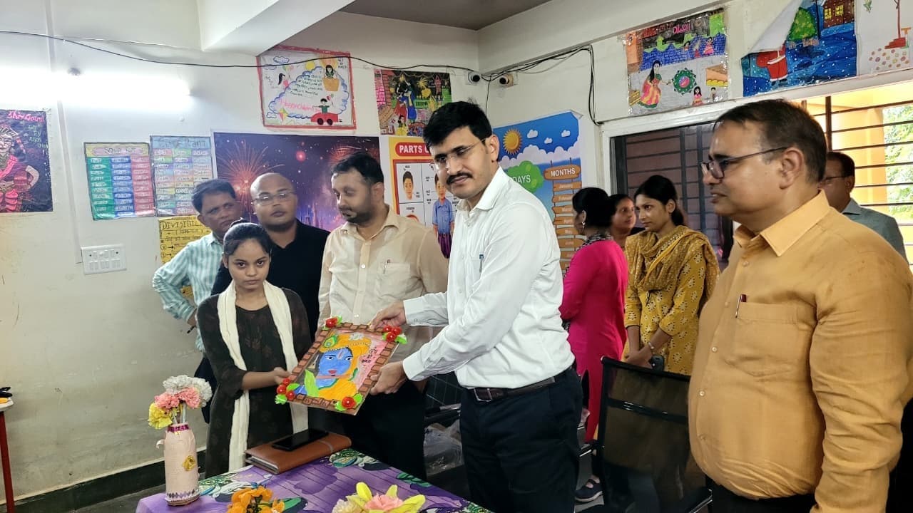 वृहद आश्रय गृह में पढ़ाने के लिए शिक्षिकाओं की प्रतिनियुक्ति करें