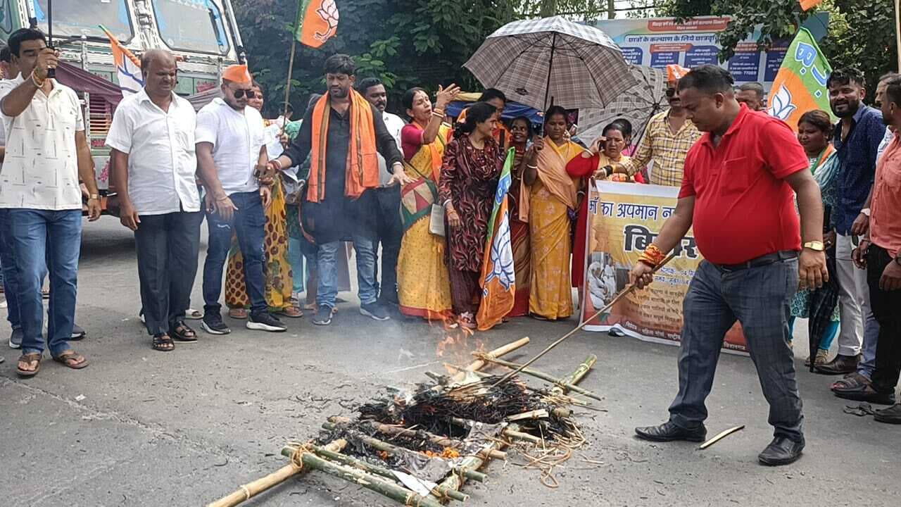 एनडीए के बंद का जिला मुख्यालय में दिखा असर, राहुल गांधी का पुतला किया दहन