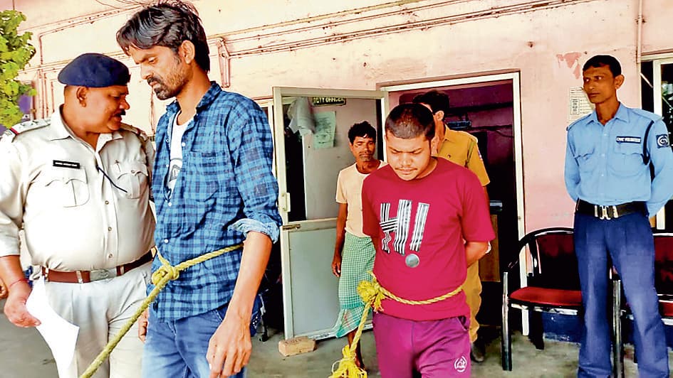 तीन अभियुक्त गिरफ्तार, अन्य आरोपी फरार, कोर्ट से नहीं मिली बेल