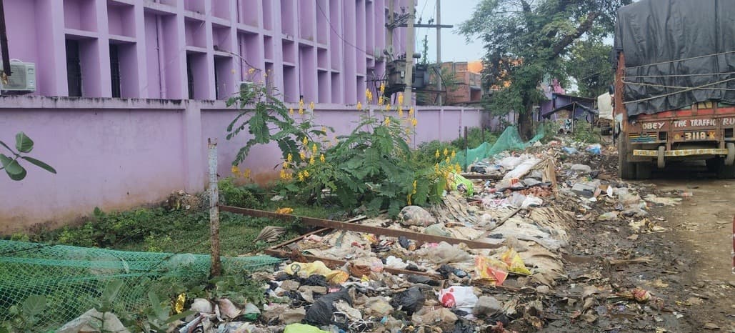 पोड़ैयाहाट बाजार में फैली गंदगी, जगह-जगह कूड़े-कचरे का अंबार