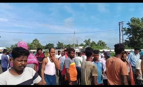 हाइवा दुर्घटना में चालक की मौत, भटौंधा में ग्रामीणों का हंगामा