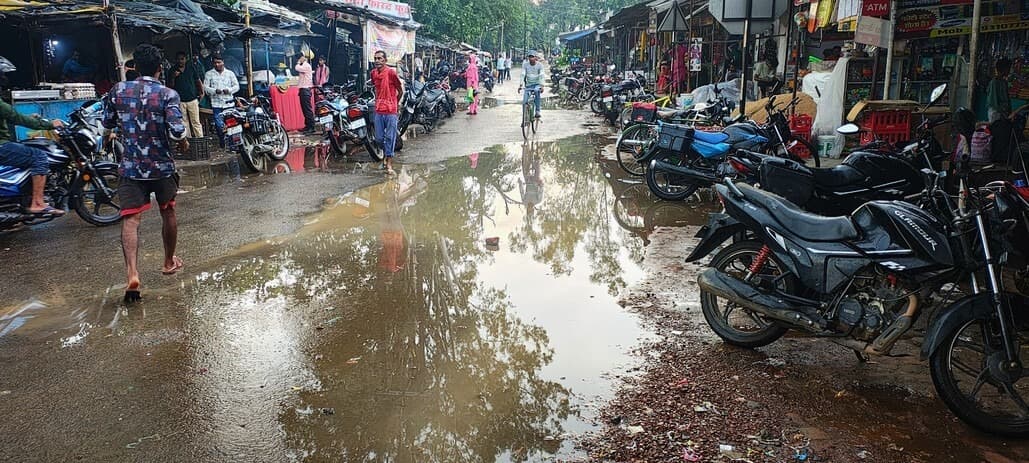 गांधीग्राम चौक पर जलजमाव और कीचड़ से जनजीवन प्रभावित