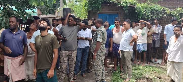 मोबाइल टावर पर चढ़ा युवक, पुलिस व परिजनों के समझाने पर उतरा नीचे