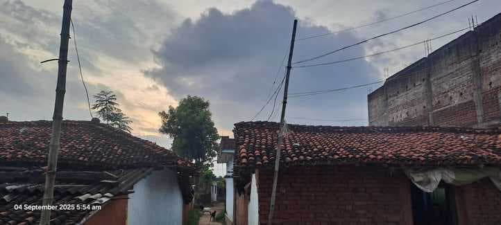 बांस-बल्ली के सहारे बिजली आपूर्ति, हादसे को दे रहा दावत