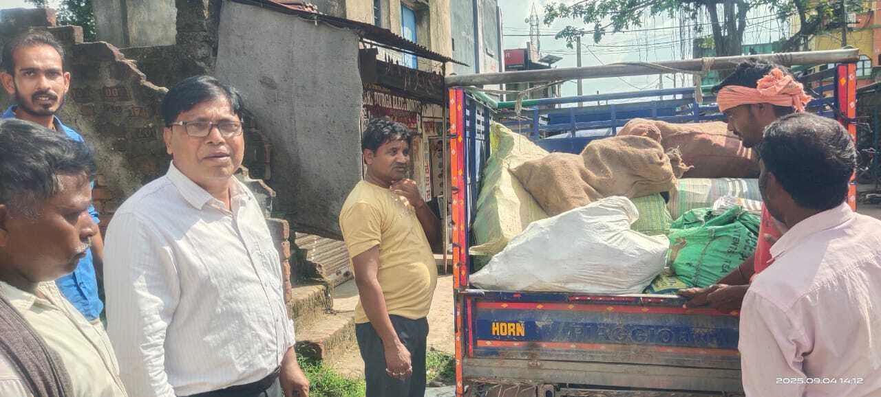 Dhanbad News: छुट्टी के दिन स्कूल के प्रभारी प्रधानाध्यापक पर किताब-कॉपी बेचने का आरोप, हंगामा