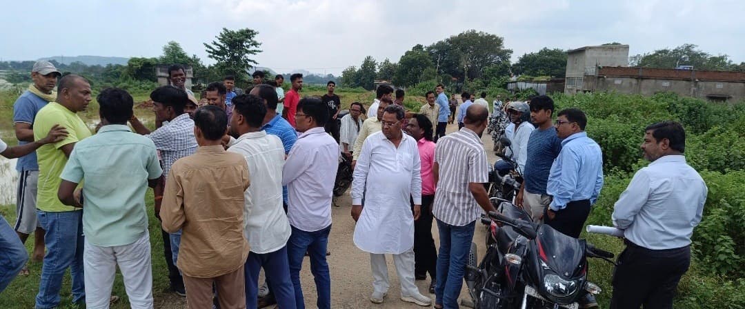 Dhanbad News: नगरीकला में जमीन सर्वे करने गये बीसीसीएल अधिकारी की पिटाई, पीओ से धक्का-मुक्की