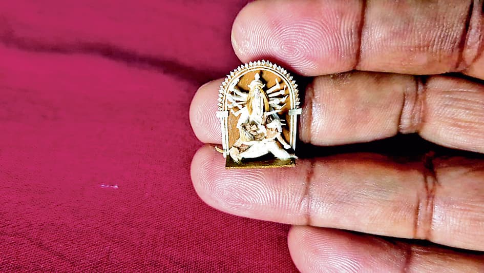 गन्ने के रेशे से बनायी दो सेंटीमीटर ऊंची दुर्गा प्रतिमा