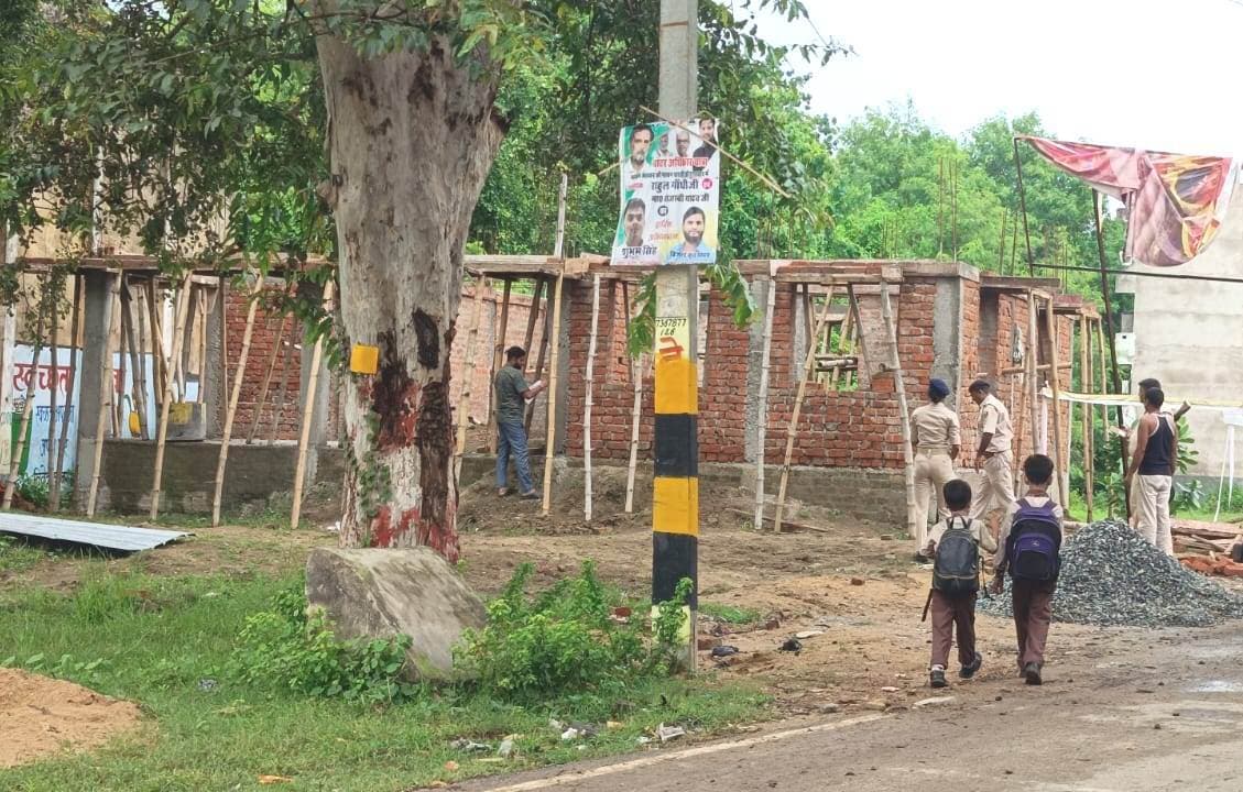 पैक्स गोदाम की जमीन पर बन रहे सामुदायिक भवन के निर्माण पर लगी रोक