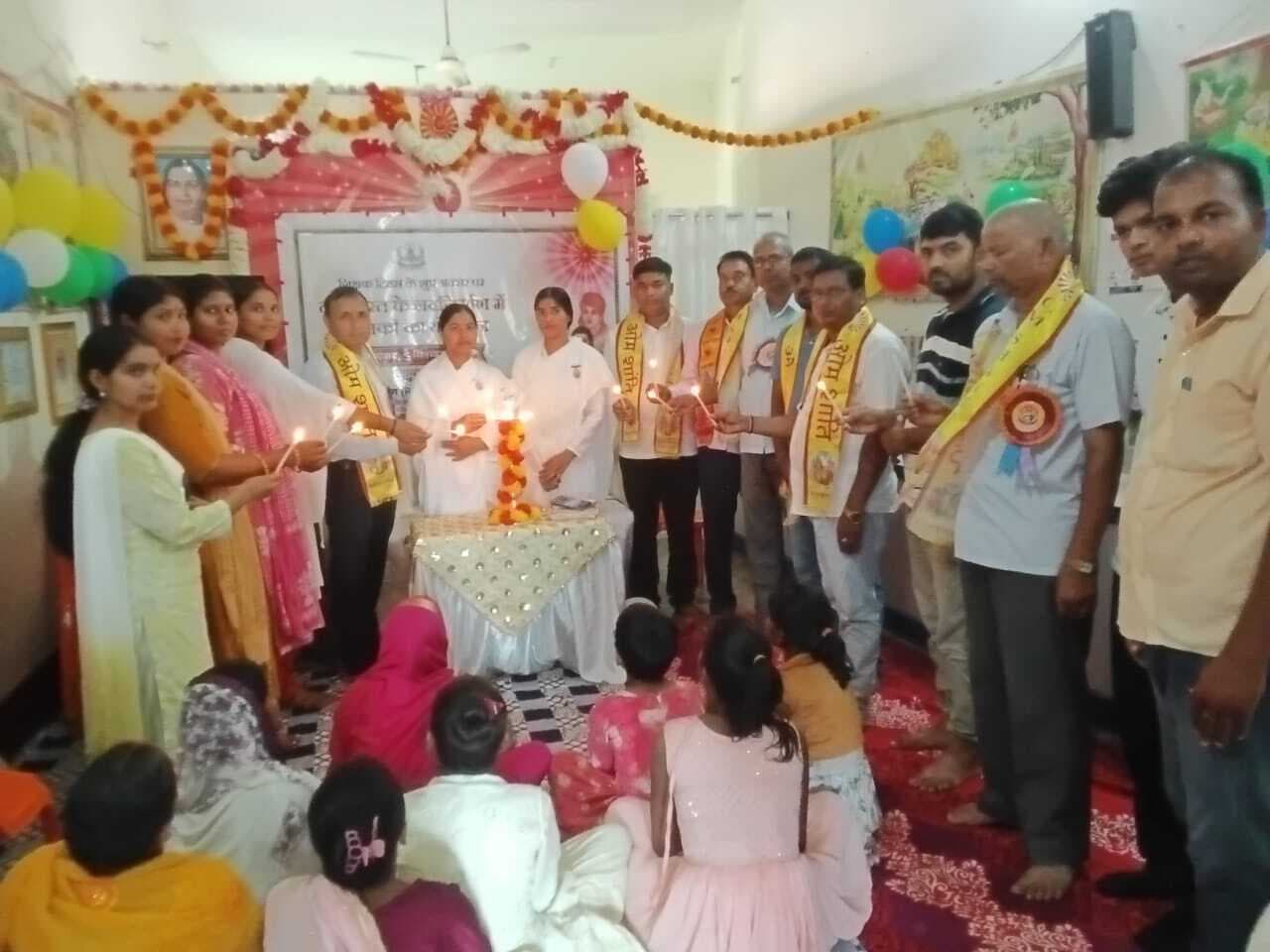 शिक्षक केवल पाठ नहीं पढ़ाता, बल्कि चरित्र गढ़ता है