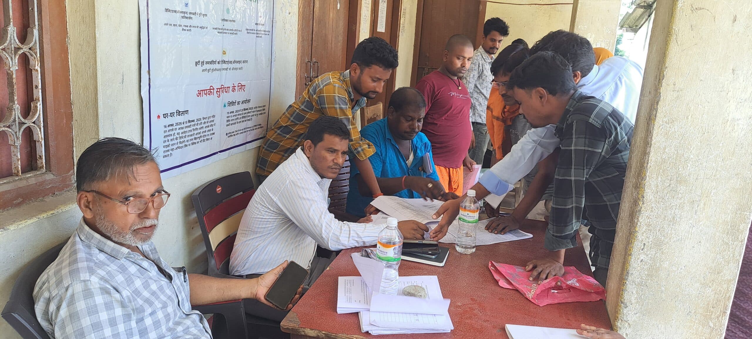 शिविर में भू-स्वामियों की जुटी भीड़, सीओ व आरओ ने संभाली कमान