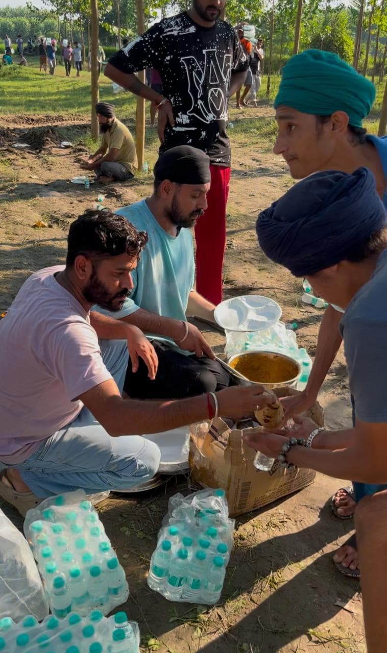 सिहौल निवासी अंकुश मिश्रा ने पंजाब में बाढ़ पीड़ितों के बीच किया राहत सामग्री वितरित