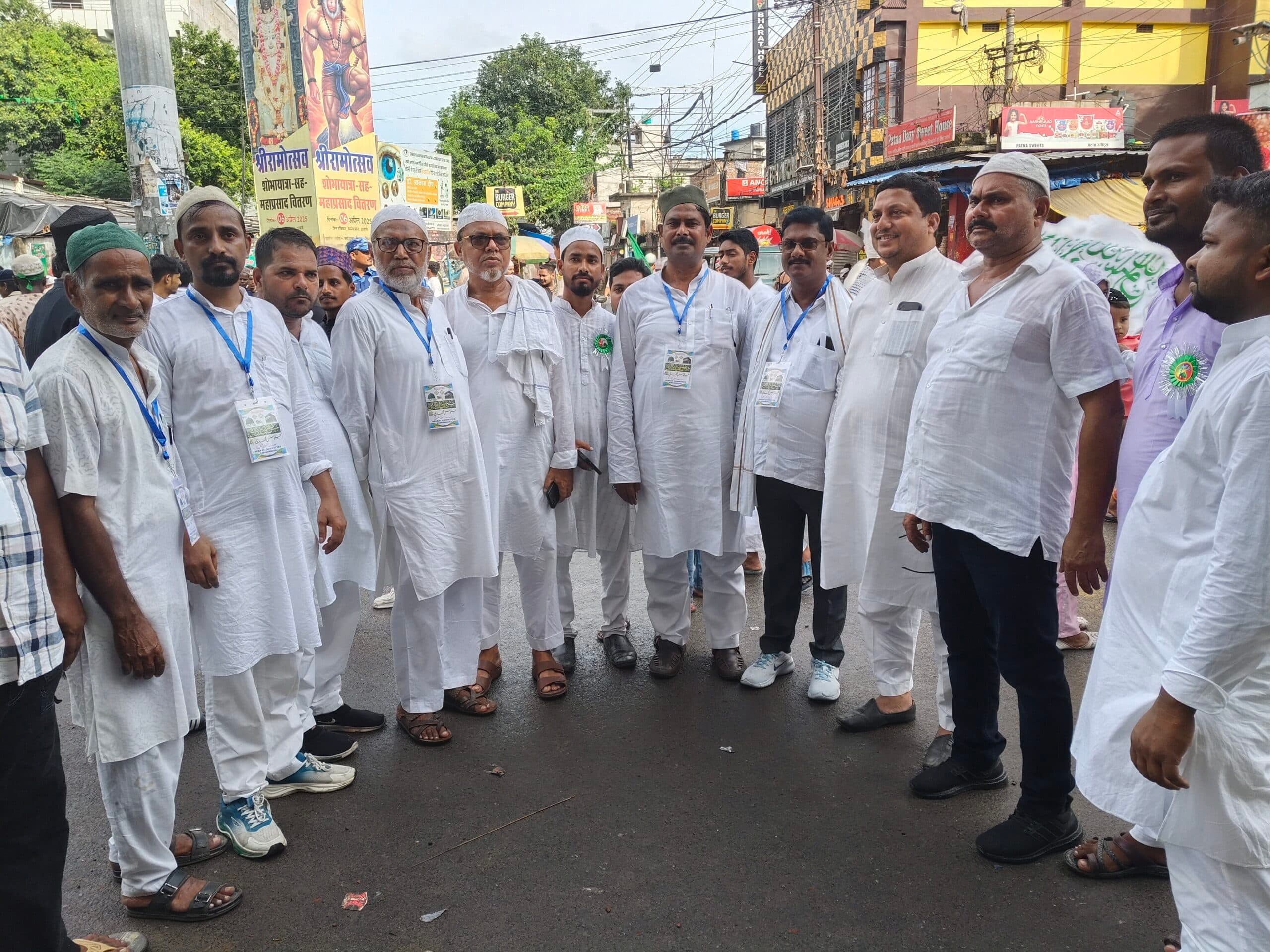 ईद-ए-मिलादुन्नबी पर निकला जुलूस, उमड़ा जन सैलाब