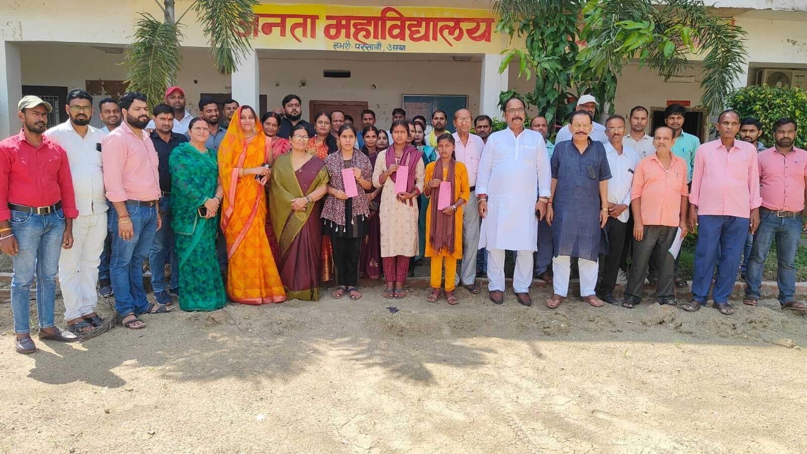 महाविद्यालय के सचिव व विश्वविद्यालय हिंदी विभाग के एचओडी ने जनता कॉलेज के विधि व्यवस्था का लिया जायजा