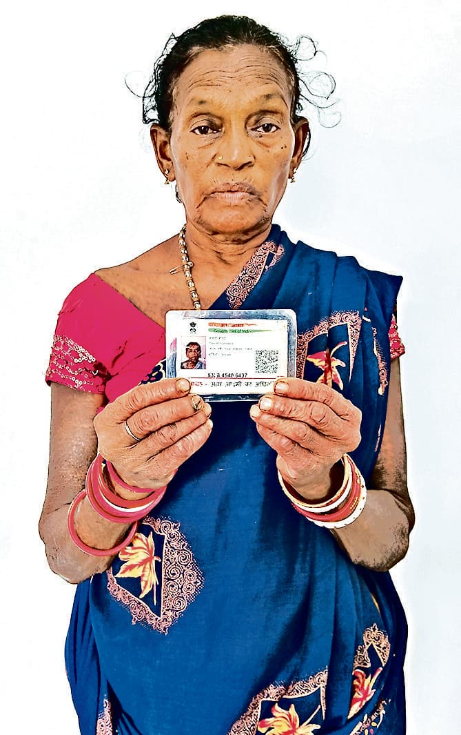 Giridih News : दो वर्षों से पेंशन के लिए प्रखंड का चक्कर लगा रही सुबोदी