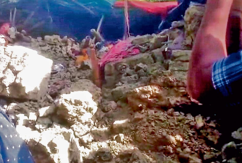 मकान की कच्ची दीवार ढहने से दो बेटियों समेत महिला की मौत