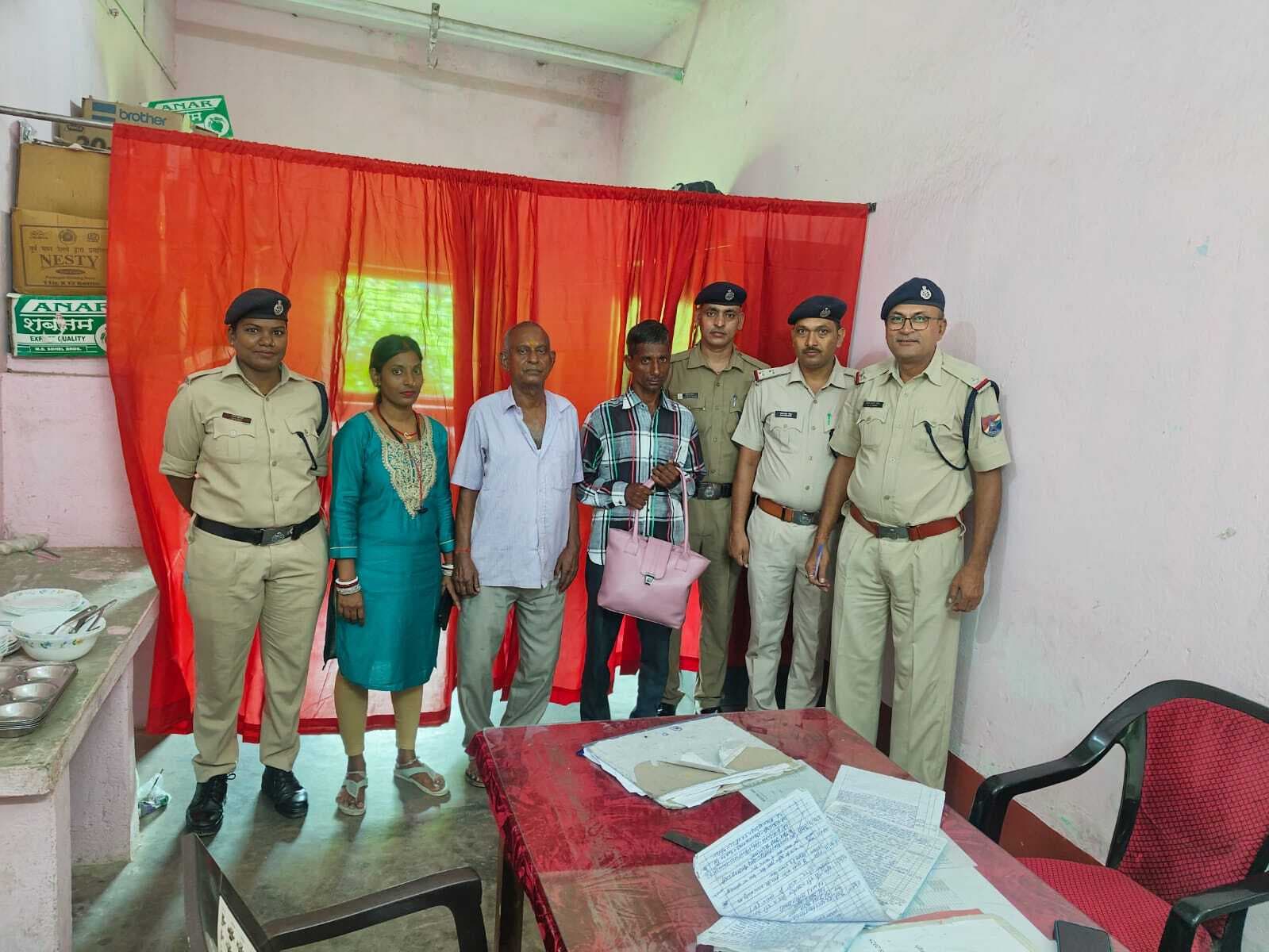 Dhanbad News: महिला यात्री का पर्स छीन कर भाग रहे युवक को पकड़ा