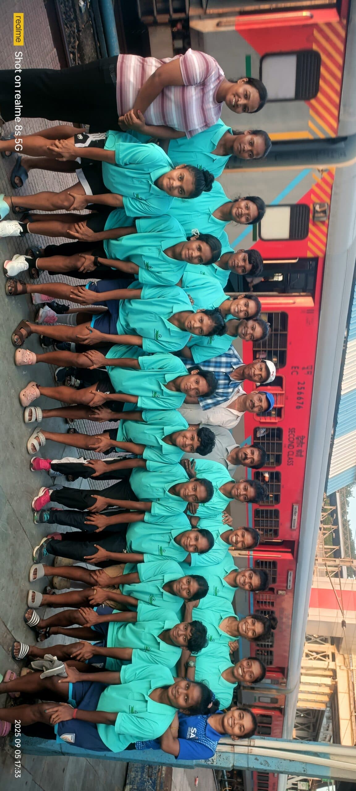 Dhanbad News: नेशनल वीमेन फुटबॉल टूर्नामेंट के लिए झारखंड टीम रवाना