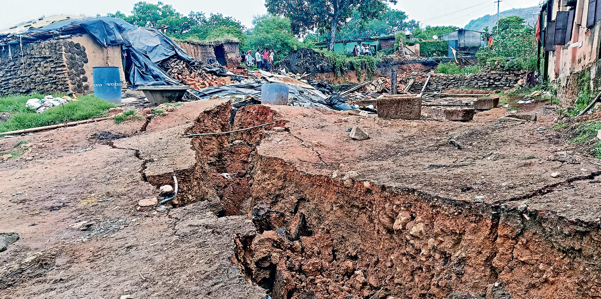 Dhanbad News : रामकनाली के बुट्टू बाबू बंगला में बना गोफ, छह घर व 12 मवेशी जमींदोज