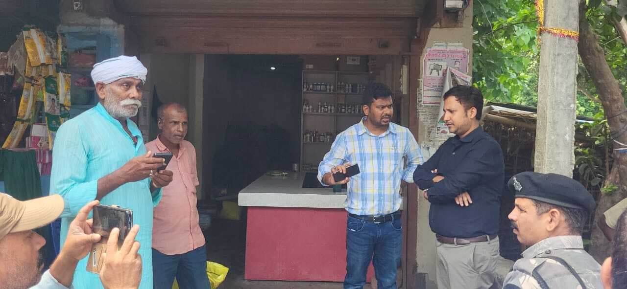 अवैध दुकान पर छापेमारी, खाद जब्त, लाखों के कीटनाशक गायब