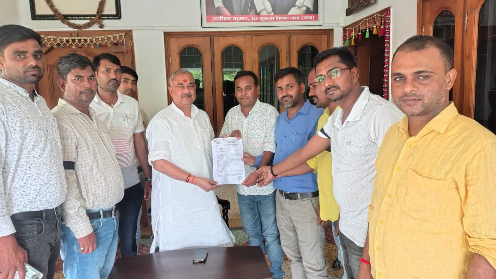 पूर्व सांसद व जदयू जिला अध्यक्ष को ज्ञापन सौंपकर कार्यपालक सहायकों ने मांगों से कराया अवगत