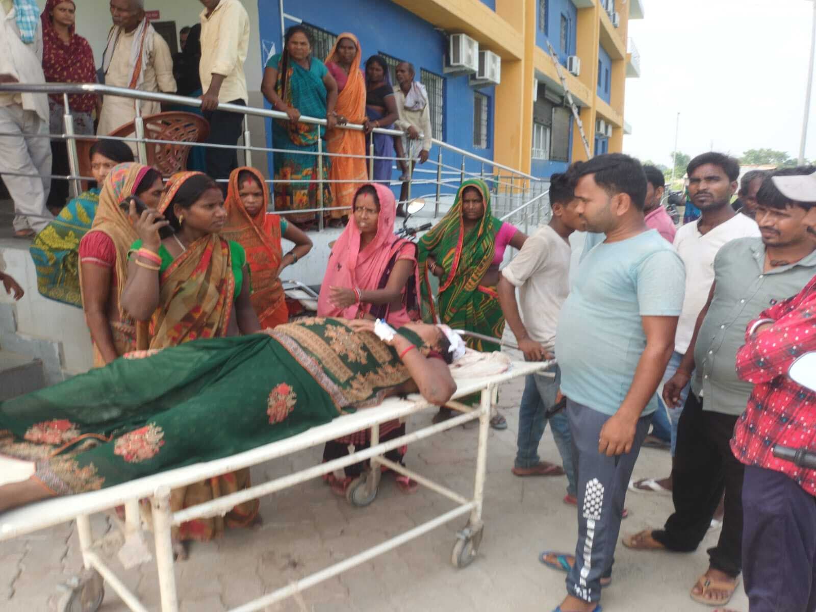 बाइक व ई-रिक्शा की आमने-सामने की टक्कर, तीन जख्मी