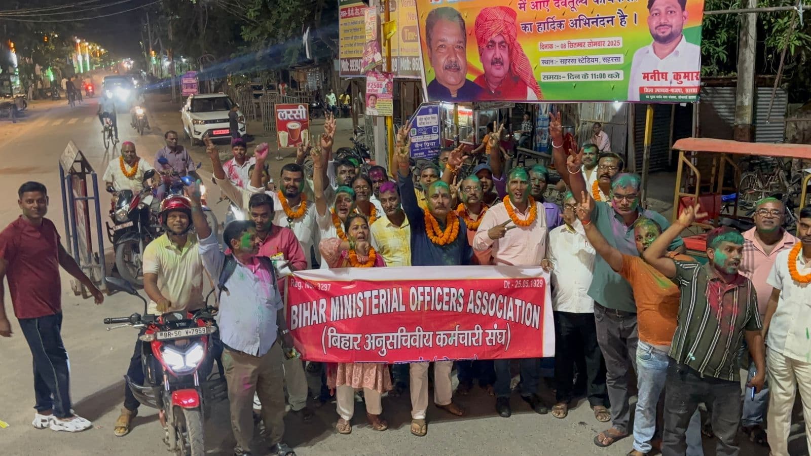 मांगें माने जाने पर निकाला विजय जुलूस