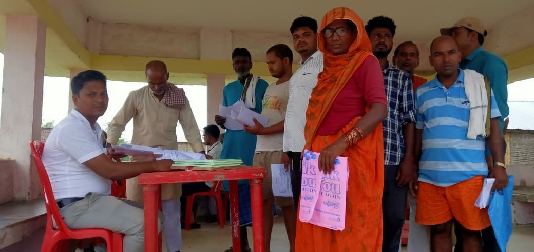 शिविर में जमाबंदी सहित अन्य त्रुटि सुधार को लेकर पहुंचे भू -स्वामी