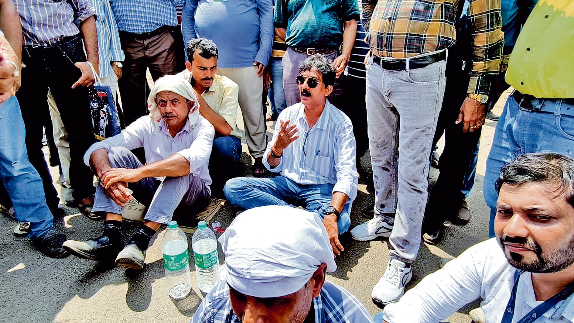 सहकारी चुनाव को लेकर कांग्रेस और तृणमूल श्रमिक संगठन के कार्यकर्ताओं में हुई झड़प