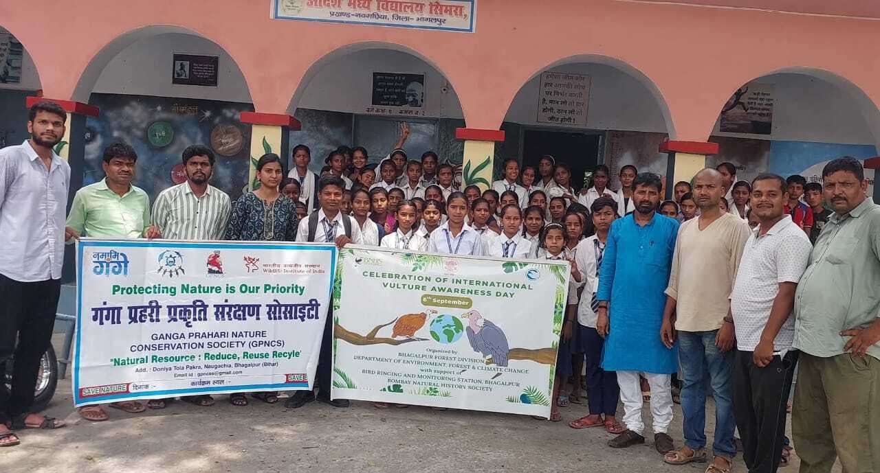 Bhagalpur news गिद्धों को बचाने के लिए छात्र-छात्राओं को किया जागरूक