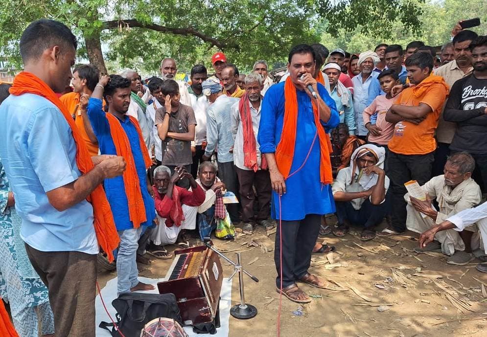 नुक्कड़ नाटक के जरिये योजनाओं की दी गयी जानकारी