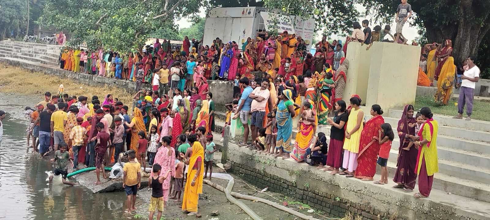 प्रतिमा विसर्जन में ग्रामीणों की उमड़ी भीड़