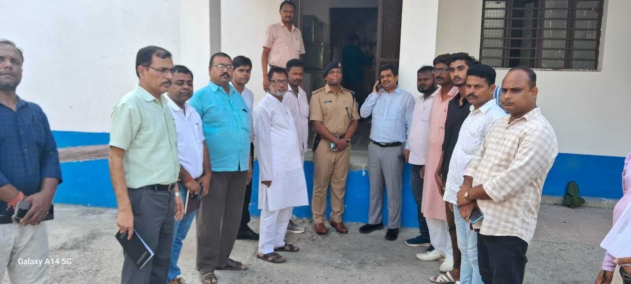 डीएम ने किया इवीएम, वीवी पैट वेयरहाउस का किया निरीक्षण