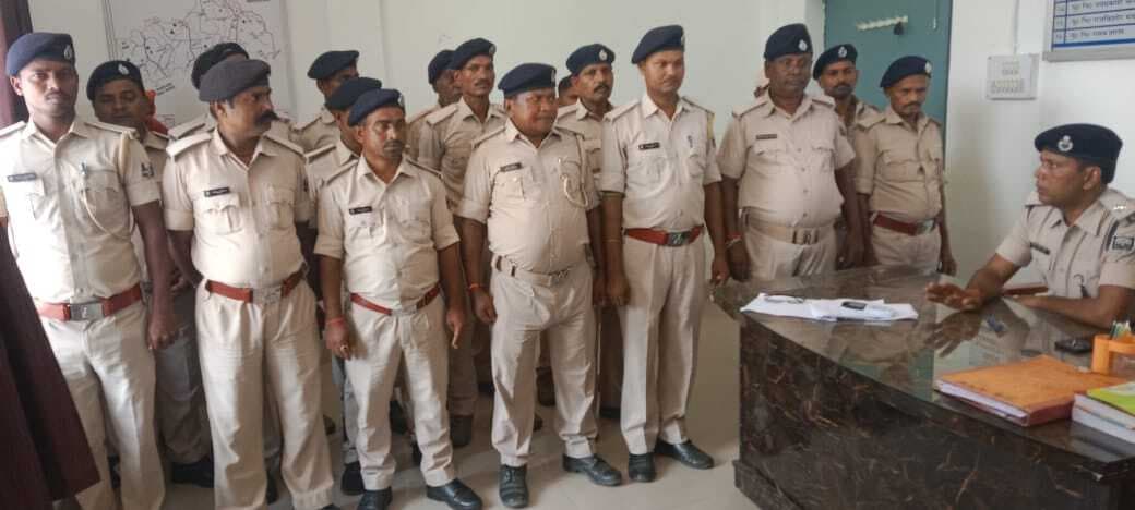 चौकीदार परेड में थानाध्यक्ष ने आपराधिक गतिविधियों पर नजर बनाये रखने का दिया निर्देश