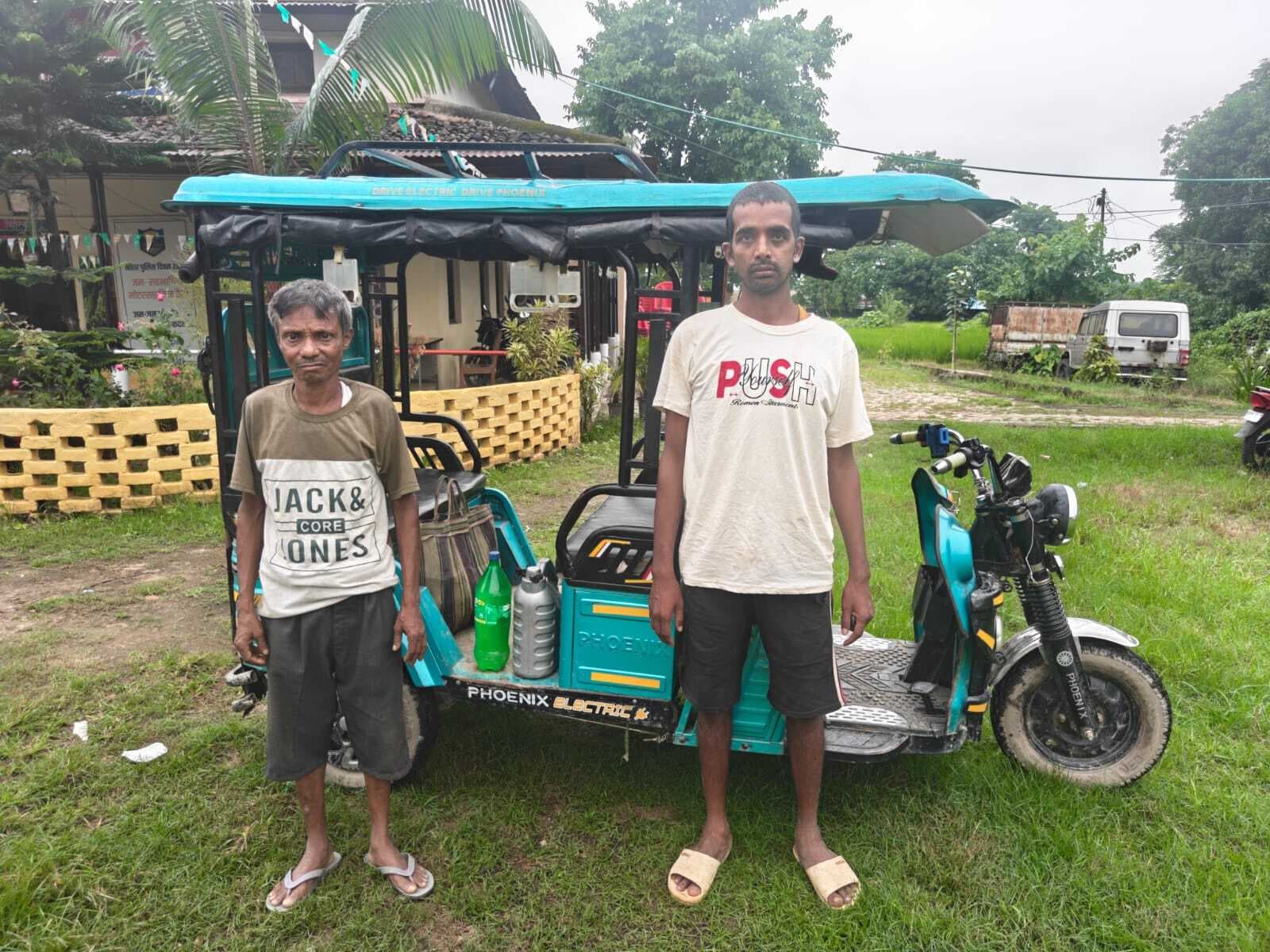 सात लीटर देशी शराब के साथ दो गिरफ्तार