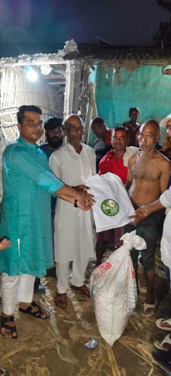 अग्नि पीड़ित परिवार को दी गयी राहत सामग्री