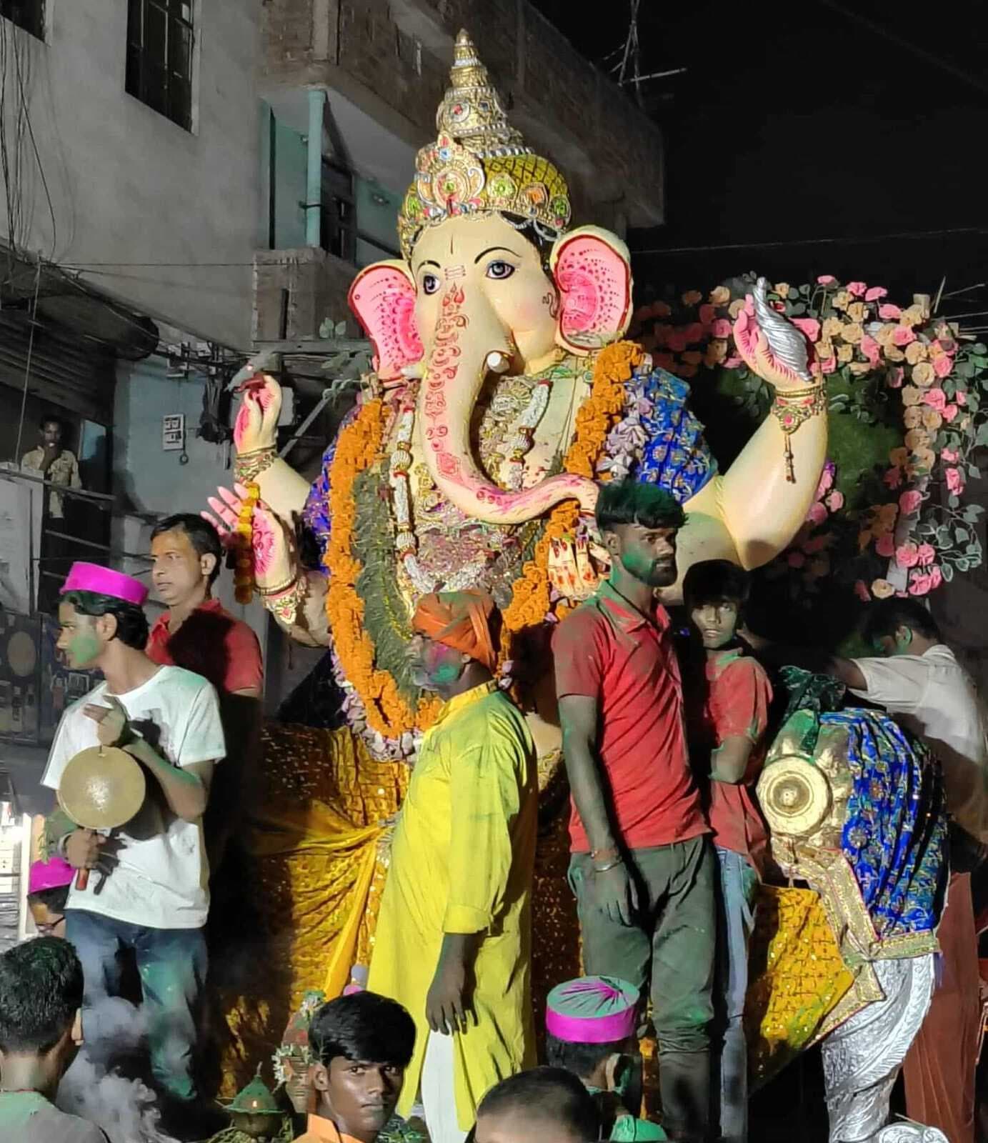 गणपति बप्पा मोरया अगले बरस तु जल्दी आना … के जयघोष से विन्घहर्ता भगवान गणेश की प्रतिमा का विसर्जन