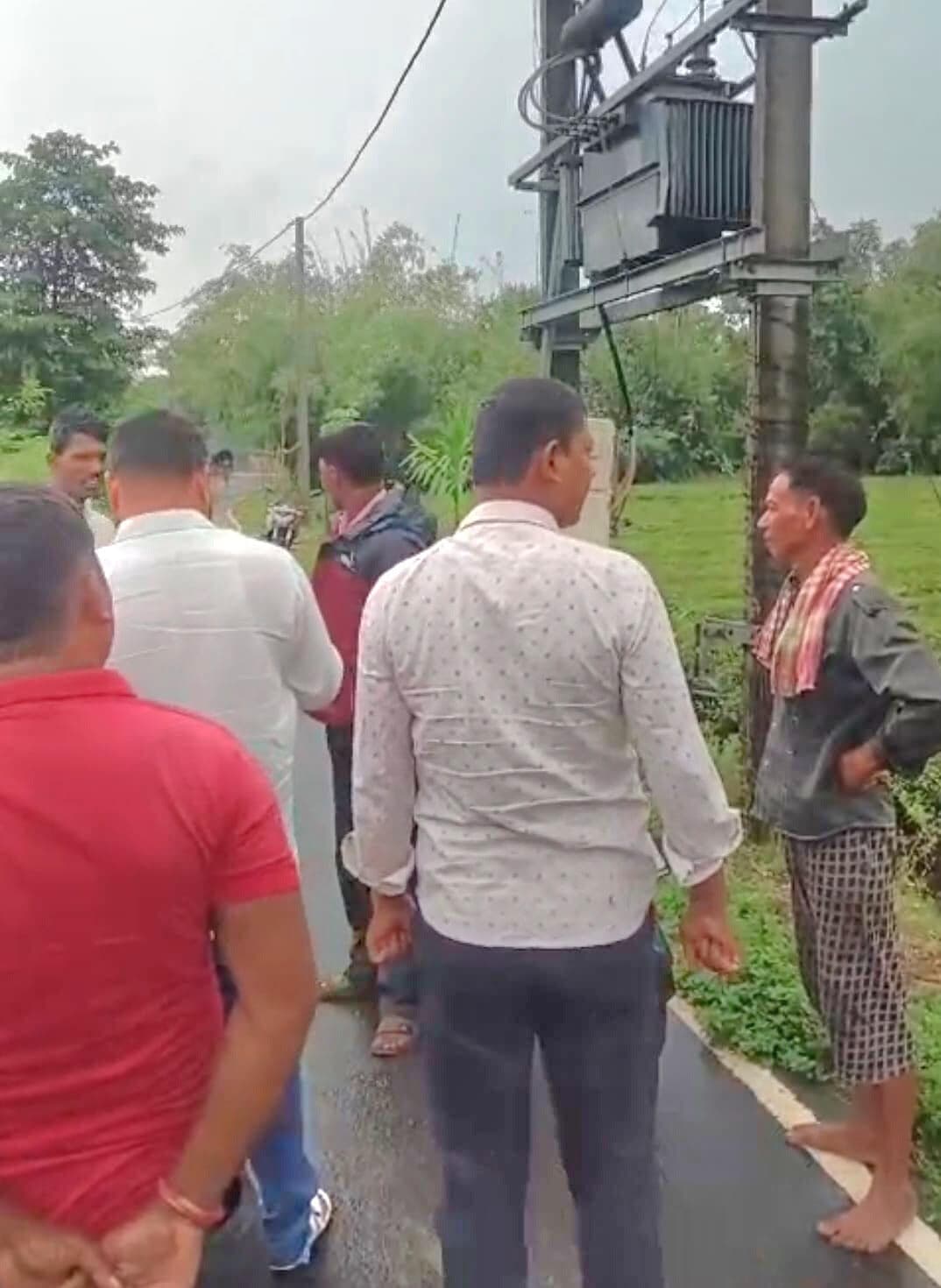 विद्युत जेई ने ग्रामीण को फोन किया अपमानित